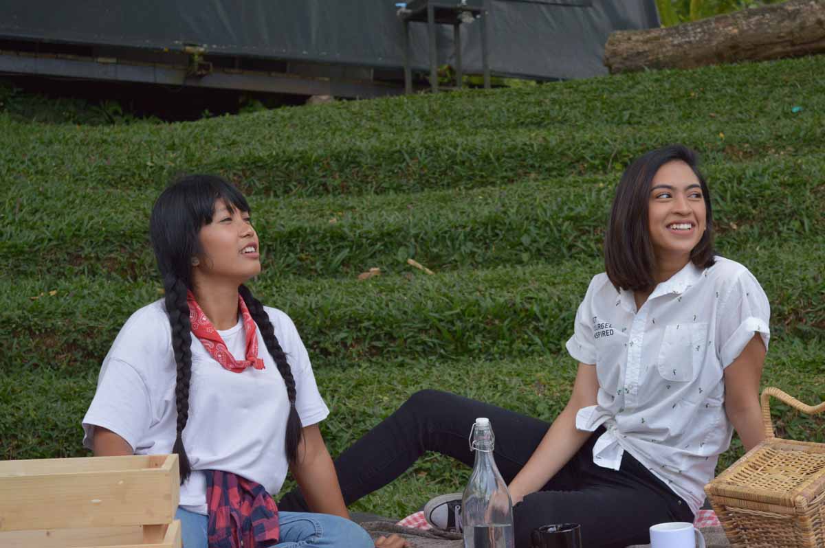 Satya Winnie sedang piknik Bersama host MLDSPOT TV Season 5